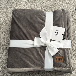 New Uggs throw blanket 50x70